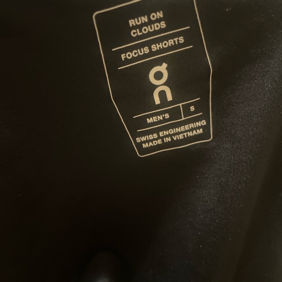 NEW On Cloud Focus Shorts - Long Inseams with Pockets - Picture 2 of 7